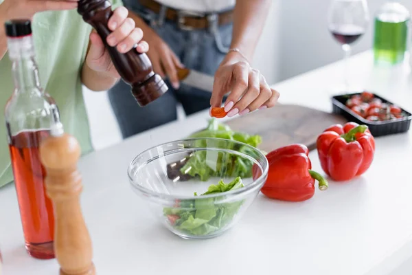 Recortado vista de lesbianas pareja cocina en cocina - foto de stock