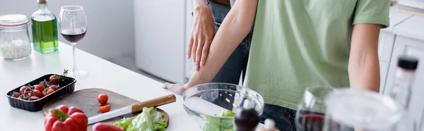 Recortado vista de la joven pareja del mismo sexo cocinar en la cocina, pancarta - foto de stock