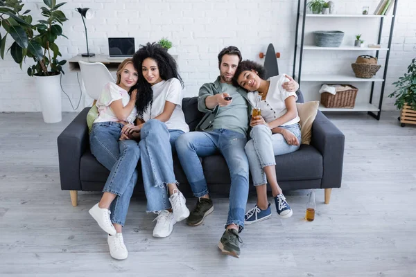Happy lesbian and heterosexual couples watching movie on sofa — Stock Photo