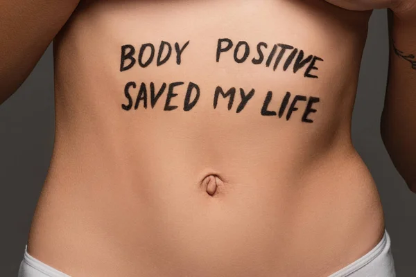 Vista cortada de jovem com corpo positivo salvou a minha vida lettering na barriga isolado em cinza — Fotografia de Stock