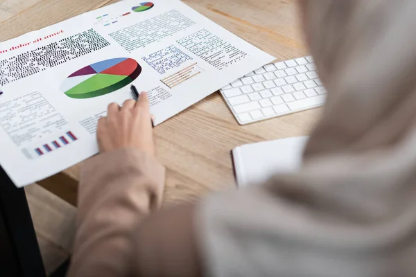 Vista recortada de la mujer de negocios borrosa que trabaja con análisis en el hogar — Stock Photo
