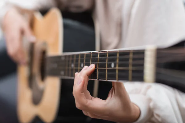 Vue partielle de jeune femme jouant de la guitare acoustique — Photo de stock