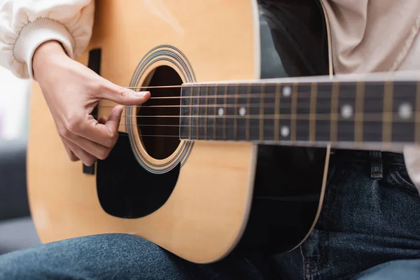 Vue rapprochée de la femme recadrée jouant de la guitare acoustique — Photo de stock