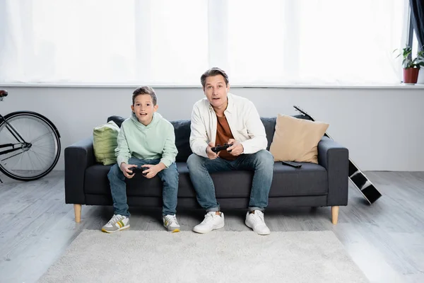 QUIIV, UCRÂNIA - OUTUBRO 11, 2021: Pais e crianças jogando videogame em casa — Fotografia de Stock