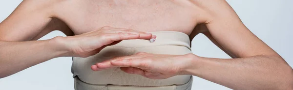 Abgeschnittene Ansicht einer Frau mittleren Alters, die Creme-Gel auf die Hand aufträgt, isoliert auf grau, Banner — Stockfoto