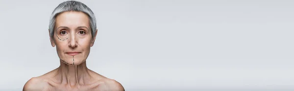Donna matura con spalle nude e linee marcate sul viso guardando la fotocamera isolata su grigio, banner — Foto stock
