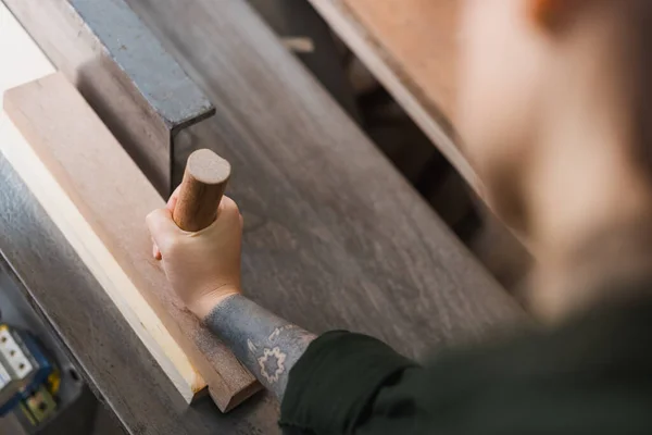 Ansicht von oben: verschwommener Schreiner bei der Arbeit mit einer Tischler-Maschine in der Werkstatt — Stockfoto