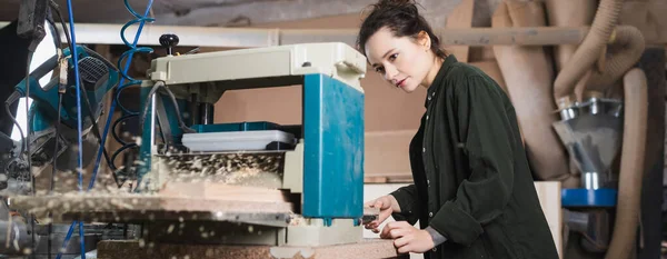 Carpintero trabajando con cepilladora de espesor y tablón en taller, pancarta — Stock Photo