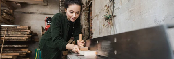 Карпентер працює над jointer machine в майстерні, банер. — стокове фото