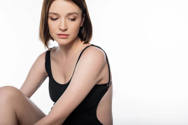 Mujer embarazada en traje de baño posando aislada sobre blanco - foto de stock