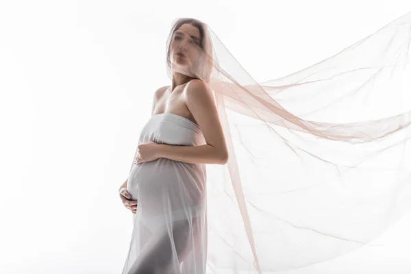 Mulher grávida em pano olhando para a câmera isolada no branco — Fotografia de Stock