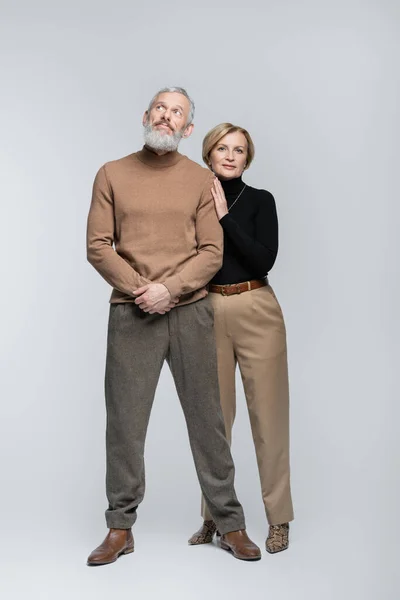Comprimento total de elegante casal maduro posando no fundo cinza — Fotografia de Stock