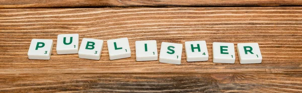 Weiße Würfel mit Zahlen und Herausgeber-Schriftzug auf Holztisch, Banner — Stockfoto