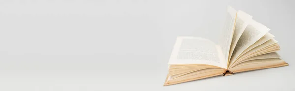 Sfondo con libro aperto e spazio copia su grigio, banner — Foto stock