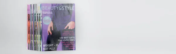 Pila de revistas de belleza y estilo aisladas en gris, vista superior, pancarta - foto de stock