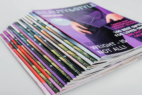 Pila de revistas de belleza y estilo sobre fondo gris, vista de cerca - foto de stock