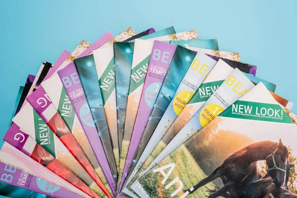 Vista superior de diferentes revistas contemporáneas aisladas en azul - foto de stock
