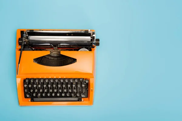 Draufsicht auf alte Schreibmaschine isoliert auf blau — Stockfoto