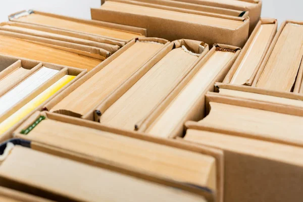 Vista de cerca de un montón de libros aislados en gris - foto de stock