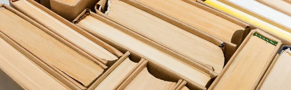 Vista da vicino dei libri di carta, vista dall'alto, banner — Foto stock