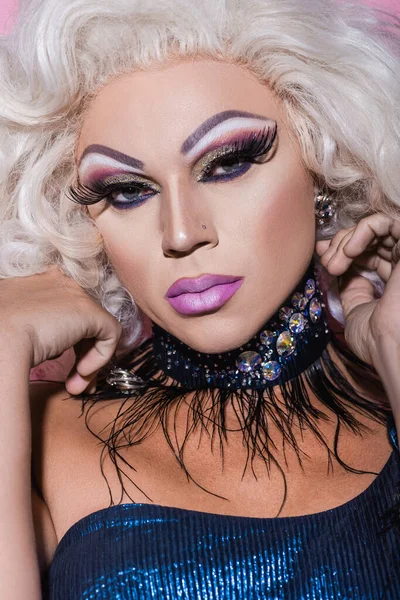 Close up portrait of drag queen in glitter necklace looking at camera — Stock Photo