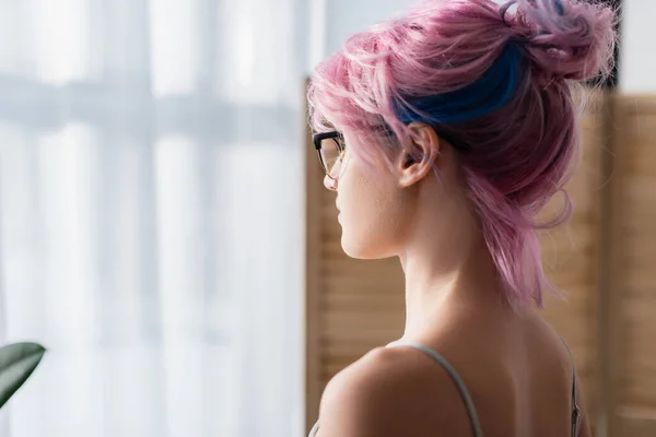 Junge Frau mit gefärbten Haaren schaut weg — Stockfoto