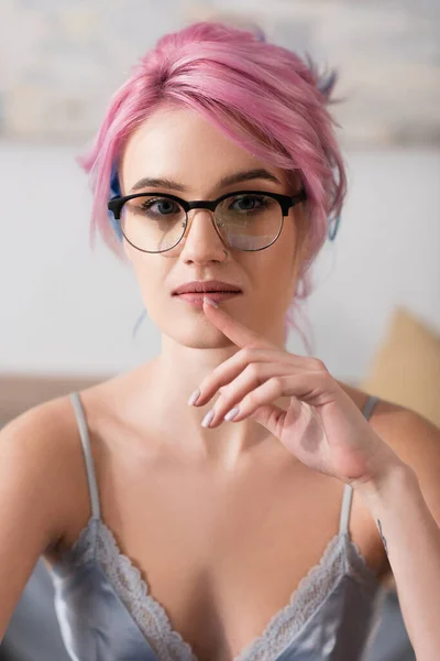 Retrato de mujer joven y bonita con el pelo teñido mirando a la cámara - foto de stock