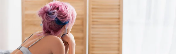 Vue arrière de la jeune femme avec les cheveux teints près de l'écran pliant, bannière — Photo de stock