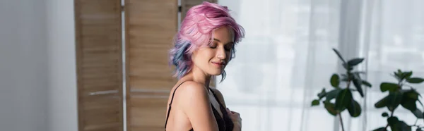 Jovem mulher com cabelo rosa em sutiã de renda escura perto de tela dobrável borrada, banner — Fotografia de Stock