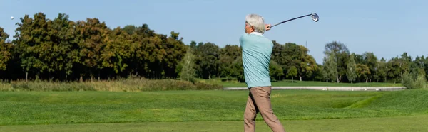 Asiático senior hombre jugando golf, banner - foto de stock