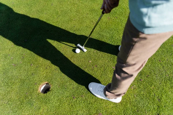 Vue du dessus de l'homme en baskets blanches jouant au golf sur la pelouse, bannière — Photo de stock