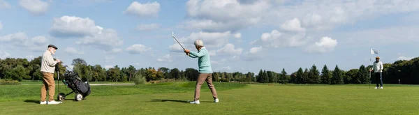 Senior asiatique homme jouer au golf proche amis avec drapeau bâton et voiturette de golf, bannière — Photo de stock