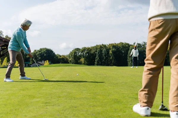 Sênior asiático homem jogar golfe com rico interracial amigos — Fotografia de Stock