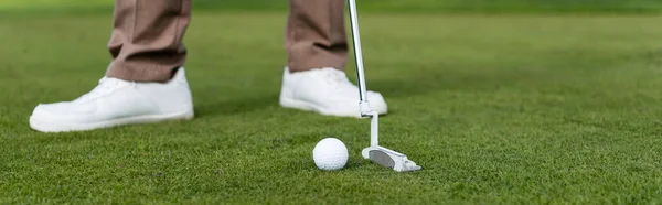 Vista recortada del hombre borroso jugando al golf, bandera - foto de stock