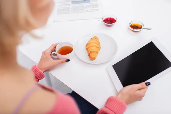 Vue grand angle de la femme en utilisant une tablette numérique pendant le petit déjeuner — Photo de stock