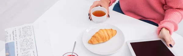 Vue recadrée de la femme en utilisant une tablette numérique pendant le petit déjeuner, bannière — Photo de stock