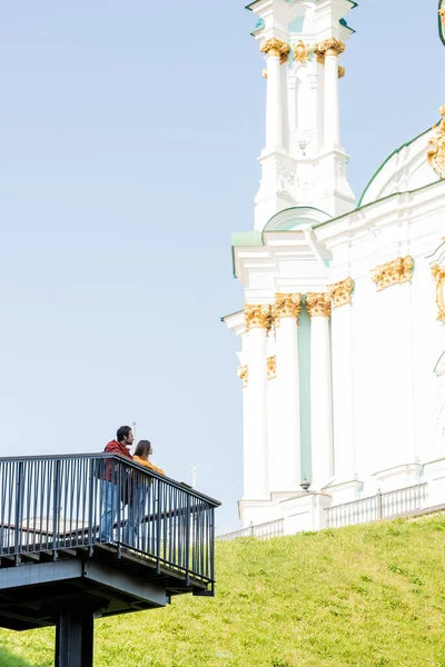 Боковой вид молодых людей, смотрящих на здание с точки зрения города — стоковое фото