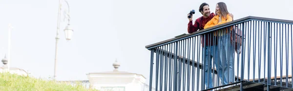 Turistas positivos con prismáticos de pie en el mirador de la ciudad, estandarte - foto de stock