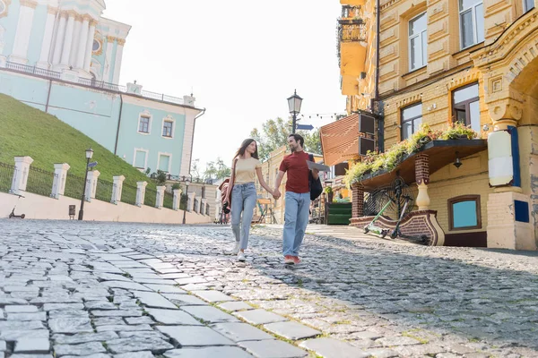 Туристи з картою і біноклями, що йдуть по міській вулиці — Stock Photo