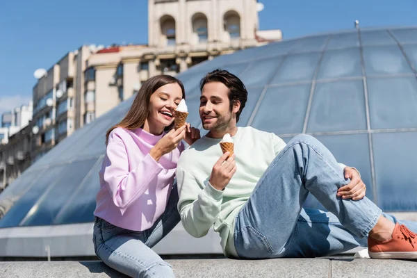 Felice giovane coppia che tiene il gelato sulla strada urbana — Foto stock