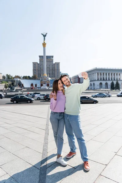 KYIV, UKRAINE - SEPTEMBER 1, 2021: Smiling couple taking selfie on Independence Square — Stock Photo