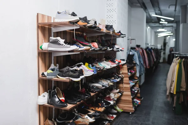 Shoes on rack in second hand - foto de stock