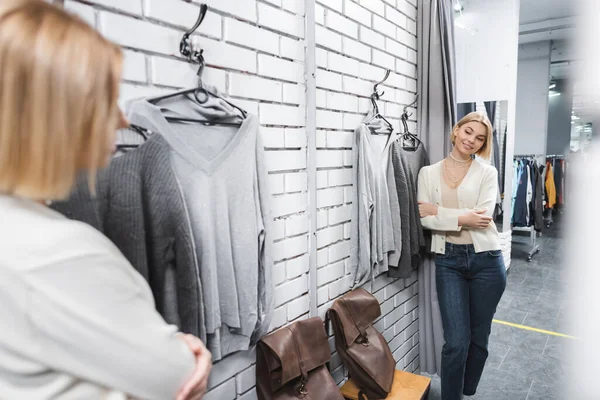 Donna positiva che si guarda allo specchio in seconda mano — Foto stock