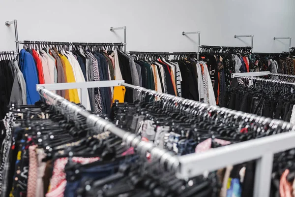 Racks com roupas em cabides na loja vintage — Fotografia de Stock