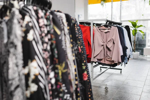 Блузы на вешалках в магазине ретро — стоковое фото