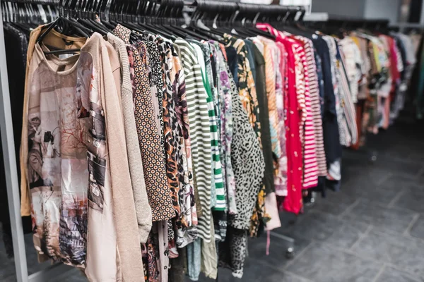 Blusas vintage em rack desfocado em segunda mão — Fotografia de Stock