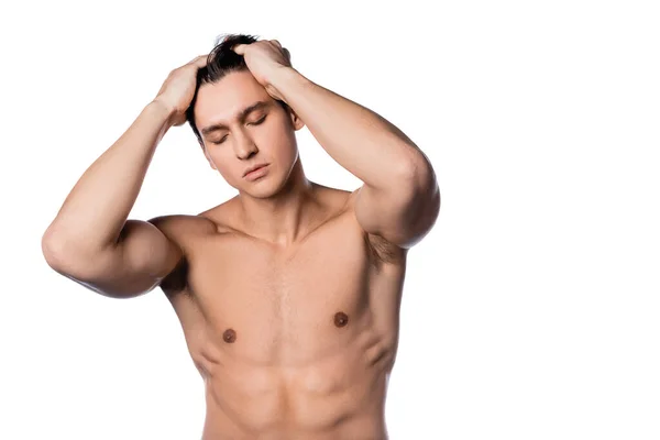 Homem sem camisa com olhos fechados tocando o cabelo isolado no branco — Fotografia de Stock