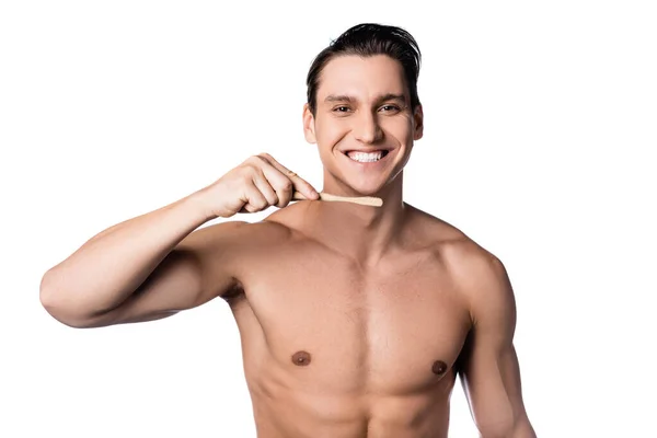 Веселый мужчина без рубашки с зубной щеткой и глядя на камеру, изолированную на белом — стоковое фото