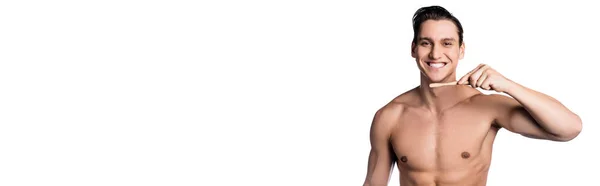 Felice uomo con corpo muscoloso che tiene lo spazzolino isolato su bianco, banner — Foto stock