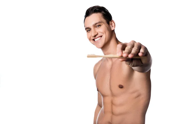 Hombre satisfecho con cuerpo perfecto mostrando cepillo de dientes aislado en blanco - foto de stock